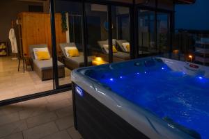 Bazén v ubytovaní Aparthotel Punta Blu - POOL & SPA alebo v jeho blízkosti