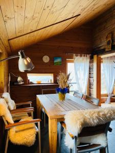 ein Esszimmer mit einem Holztisch und Stühlen in der Unterkunft Chalet Biene - Swiss Alp Chalet with Sauna and Jacuzzi in Ulrichen