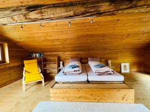 Voodi või voodid majutusasutuse Chalet Biene - Swiss Alp Chalet with Sauna and Jacuzzi toas