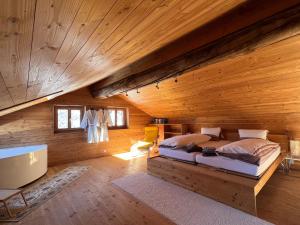 Voodi või voodid majutusasutuse Chalet Biene - Swiss Alp Chalet with Sauna and Jacuzzi toas