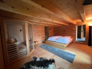 Voodi või voodid majutusasutuse Chalet Biene - Swiss Alp Chalet with Sauna and Jacuzzi toas