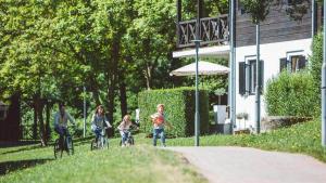 un grupo de personas montando bicicletas en un parque en Terme Olimia - Apartment Village Lipa, en Podčetrtek