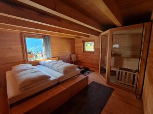 Voodi või voodid majutusasutuse Chalet Biene - Swiss Alp Chalet with Sauna and Jacuzzi toas