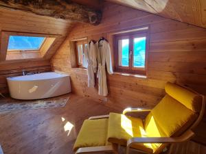 Vannituba majutusasutuses Chalet Biene - Swiss Alp Chalet with Sauna and Jacuzzi