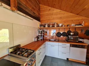 Köök või kööginurk majutusasutuses Chalet Biene - Swiss Alp Chalet with Sauna and Jacuzzi