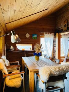 Istumisnurk majutusasutuses Chalet Biene - Swiss Alp Chalet with Sauna and Jacuzzi