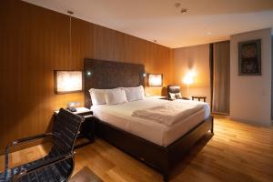 A bed or beds in a room at Maduzi Hotel, Bangkok
