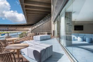 赫雷斯－德拉弗龍特拉的住宿－B&B HOTEL Jerez，大楼内的阳台配有桌椅