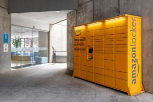 ヘレス・デ・ラ・フロンテーラにあるB&B HOTEL Jerezの看板が付いた建物の黄色い扉