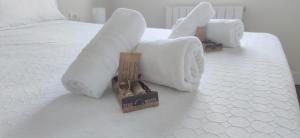 Łóżko lub łóżka w pokoju w obiekcie Apartamentos-Bermeo