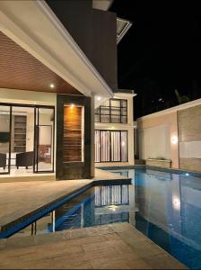 een huis met een zwembad in de nacht bij Blue Breeze Villa in Lajor