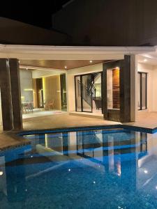 een huis met een zwembad voor een huis bij Blue Breeze Villa in Lajor