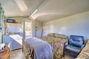 O bucătărie sau chicinetă la Huntsville Cabin with Fire Pit, ATV Authorized Route