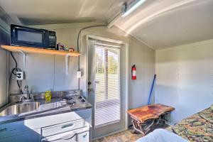 una pequeña cocina con fregadero y microondas en Cozy Huntsville Cabin, Near ATV Trail Access!, en Huntsville
