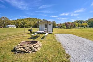 O grădină în afara Huntsville Cabin with Fire Pit, ATV Authorized Route