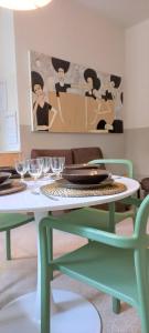 een tafel met borden en wijnglazen erop bij Brixia Gallery Home in Brescia