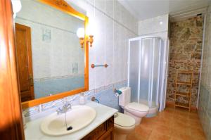 bagno con lavandino, servizi igienici e specchio di LUXURY HOUSE 8 PERSONS FRONT THE BEACH BLANES COSTA BRAVA a Blanes