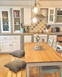 uma cozinha com uma mesa de madeira e uma sala de jantar em Laughing Seagull Cottage - unspoilt sea views em Castletownbere