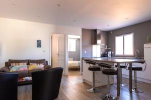 eine Küche und ein Wohnzimmer mit einem Sofa und einem Tisch in der Unterkunft Guest house calme proche mer in Bourgneuf-en-Retz