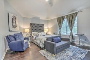 - une chambre avec un lit king-size et deux chaises dans l'établissement Snellville Abode Less Than 9 Mi to Stone Mtn Park!, à Snellville