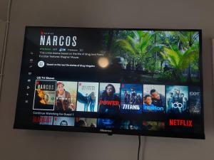 比勒陀利亚Cottage @19th的挂在墙上的平板电视