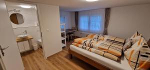 um quarto com uma cama e um lavatório em Gasthaus Hirschen AG, Oberiberg em Oberiberg