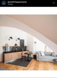 een woonkamer met een bank en een tafel bij DOM1872 apartments in Trieste