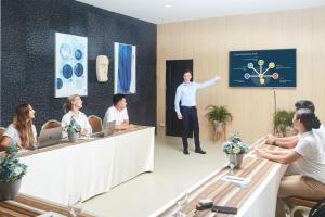 Een man geeft een presentatie in een vergaderzaal. bij Tag Resort in Coron