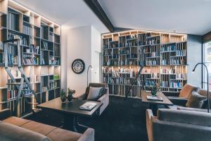 eine Bibliothek mit zwei Sofas und Bücherregalen in der Unterkunft Golserhof in Dorf Tirol