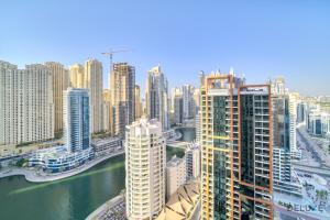 una vista aérea de una ciudad con edificios altos en Pristine 1BR in The Address Residences Dubai Marina by Deluxe Holiday Homes en Dubái