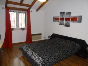 1 dormitorio con 1 cama y 2 ventanas con cortinas rojas en Studio/Hôtel Porte De France, en Saint-Louis