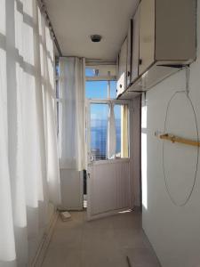 une chambre vide avec une porte et une fenêtre dans l'établissement Просторная квартира 2 plus 1 с панорамным видом на море, à Darıca