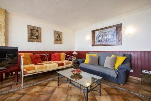 Sala de estar con 2 sofás y mesa de centro en Bonito y acogedor apartamento con terraza, en Los Realejos