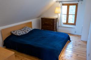 HegymagasにあるSzívecske Ház - Hegymagasのベッドルーム1室(ベッド1台、ドレッサー、窓付)