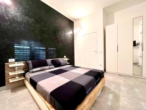 1 dormitorio con 1 cama y una gran pintura en la pared en Ubertini House en Arezzo