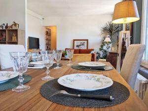 stół jadalny z talerzami i okularami w obiekcie Appartement L'idéal hyper centre-ville w mieście Charleville-Mézières
