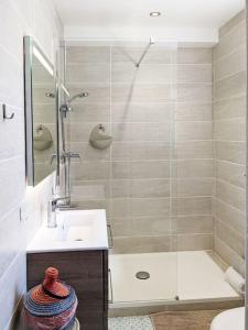 łazienka z prysznicem, toaletą i umywalką w obiekcie Appartement L'idéal hyper centre-ville w mieście Charleville-Mézières +9 zdjęć