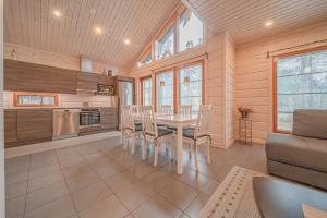 a kitchen and dining room with a table and chairs at Levillas Koutakaari 2B in Levi