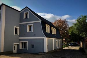 niebiesko-biały dom z mnóstwem okien w obiekcie Lady Apartments w mieście Liberec