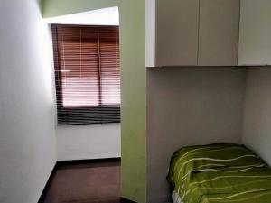 1 dormitorio con cama y ventana en Zona CENTRO-Parking GRATUITO-NO WIFI, en Castellón de la Plana