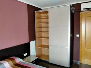 a bedroom with a bed and a large closet at Zona CENTRO-Parking GRATUITO in Castellón de la Plana