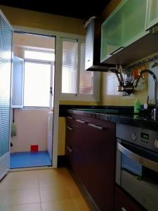 cocina con fregadero y puerta al baño en Zona CENTRO-Parking GRATUITO-NO WIFI, en Castellón de la Plana
