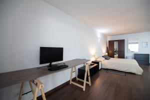 TV a/nebo společenská místnost v ubytování Cozy Studio with fantastic Sea View