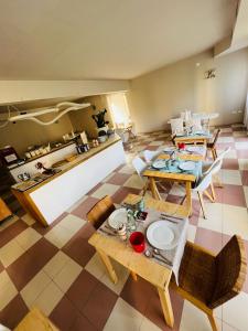 een woonkamer met tafels en stoelen en een keuken bij hotel garni Santa Caterina in Orta San Giulio