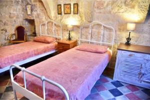 Postel nebo postele na pokoji v ubytování Ta'Martin Farmhouse Xewkija Gozo