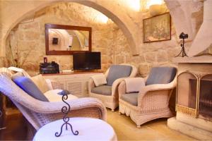 Posezení v ubytování Ta'Martin Farmhouse Xewkija Gozo