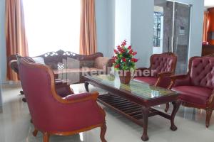 Area soggiorno di Brahma Hotel Mitra RedDoorz