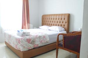 雅加達的住宿－Brahma Hotel Mitra RedDoorz，卧室配有床、椅子和窗户。
