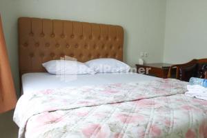 Letto o letti in una camera di Brahma Hotel Mitra RedDoorz