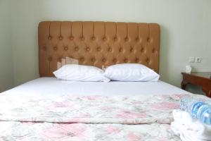 Letto o letti in una camera di Brahma Hotel Mitra RedDoorz
